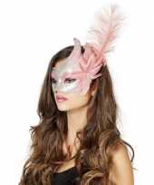 Carnaval oogmasker roze zilver met grote bloem en veer